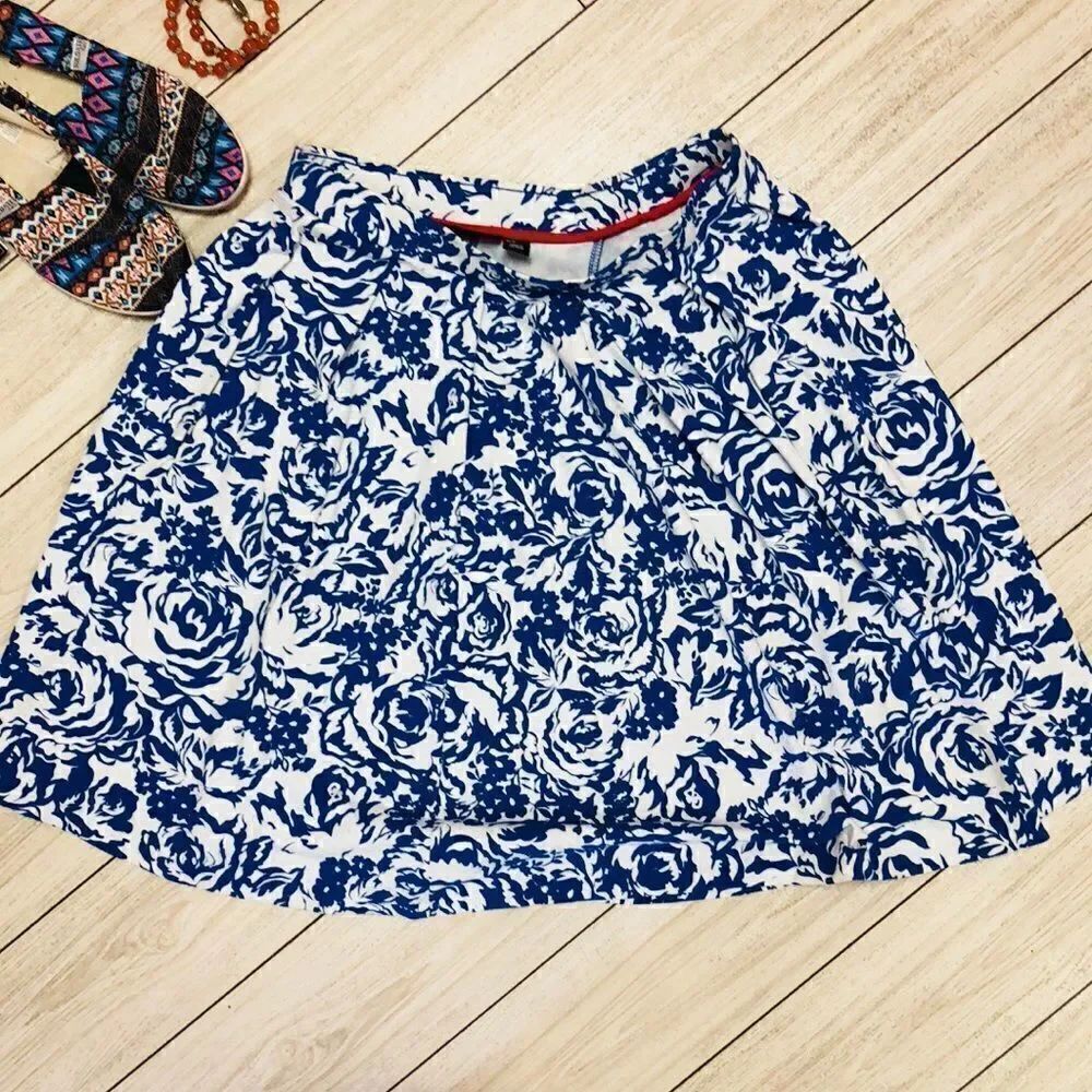 Adrienne Vittadini Navy and white floral skirt M